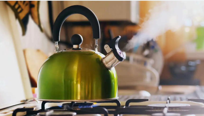 غلي الماء أكثر من مرة يجعله ساما ..  الحقيقة وراء الخرافة الشائعة 