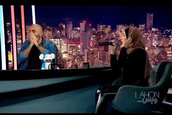 بالفيديو  ..  ما فعلته نداء شرارة في مقابلة تلفزيونية صدم الجماهير