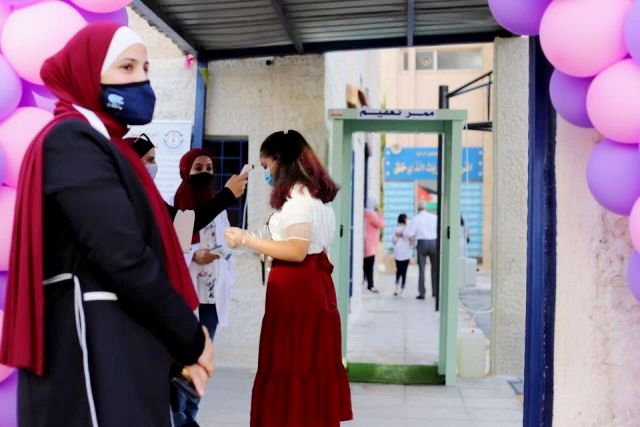 أهالي الطلبة يشيدون بجهود مدارس الجامعة في حسن تنظيم استقبال ومغادرة أبنائهم 