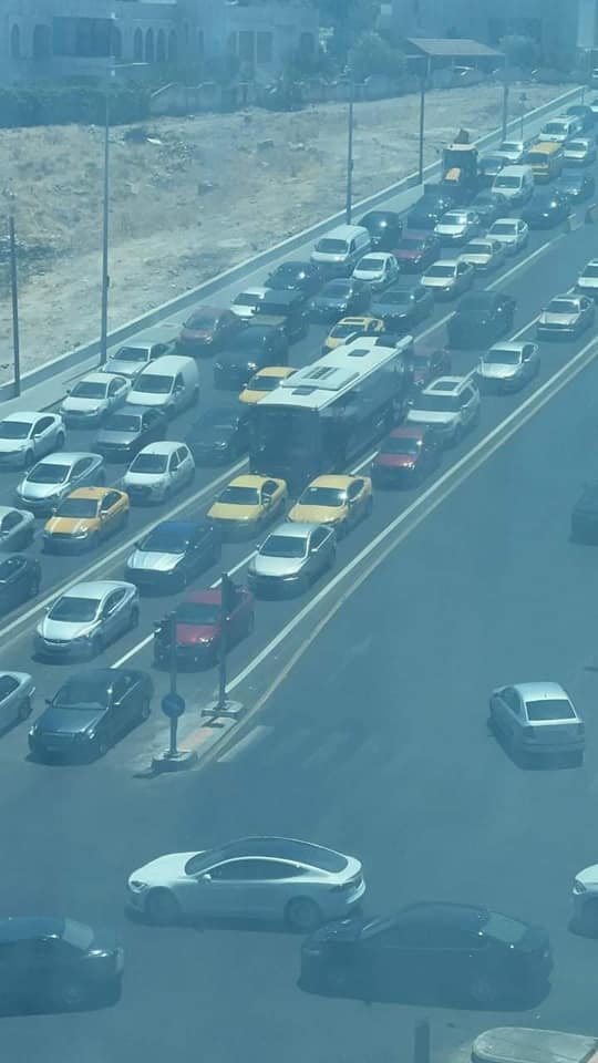  بالصور  ..  بعد 11 عام من الانتظار الباص السريع عالق في ازمة عمان  ..  ومواطنون عبر سرايا اين "إشارات ممنوع"