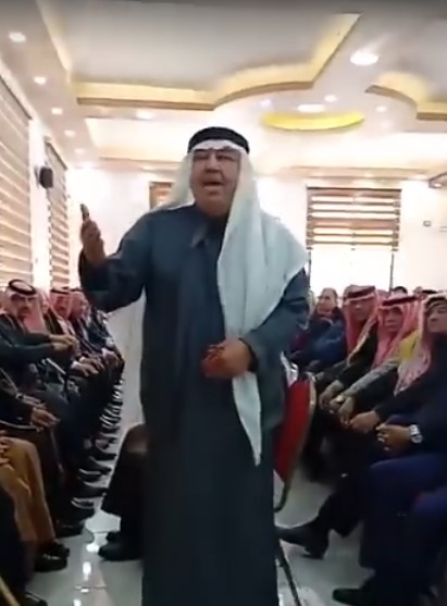 منصات التواصل في الأردن تضج بفيديو لما قام به هذا الشيخ خلال عطوة صلح 
