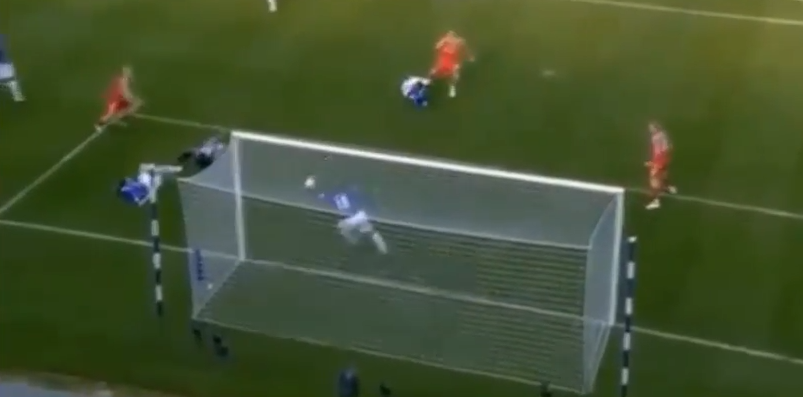 بالفيديو  ..  عندما يتحول اللاعب الى حارس مرمى 