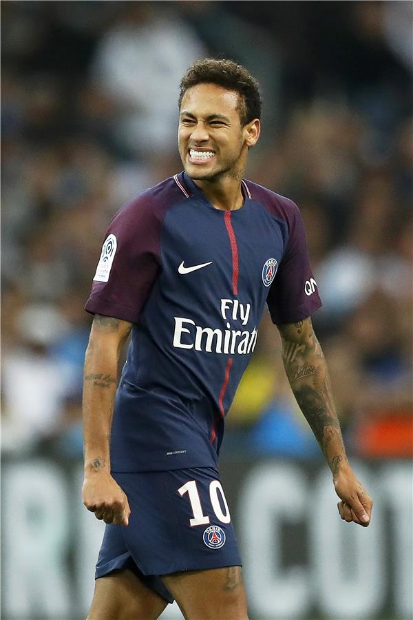 شاهد  ..  نيمار يتلاعب بزملائه ..  والفيديو يجتاح مواقع التواصل