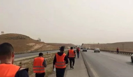 طلبة بالهاشمية يسيرون 30 كم احتجاجا على سوء المواصلات