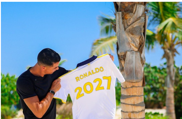 النصر السعودي يحقق مبلغًا خرافيًا بسبب قمصان رونالدو