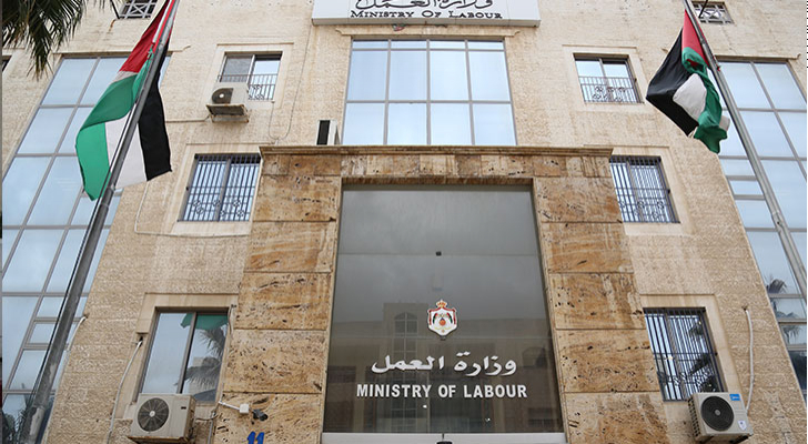 وزارة العمل: العفو العام لا يشمل غرامات تأخير تجديد تصاريح العمل