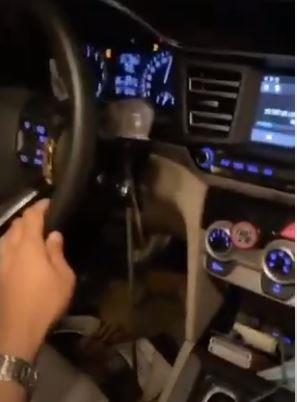 بالفيديو  ..  شاب سعودي يقود سيارته بسرعة عالية من المقعد الجانبي