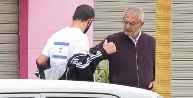 الكاميرا الخفيه: طلب من الناس أن يصوروه مع علم اسرائيل في الشارع الأردني