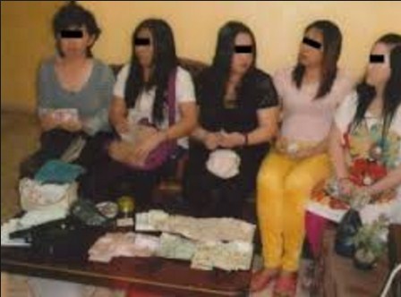 بالفيديو ..  تلفزيون يعرض لقطات لزبائن داخل شقة للدعارة في الكويت 