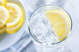 إليك أبرز 10 فوائد لشرب الماء بالليمون