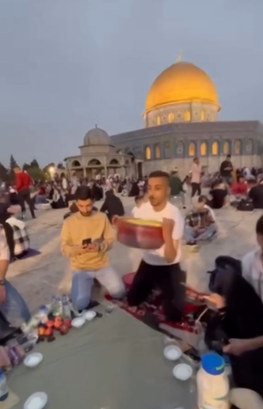 بالفيديو : شبان يحتفلون بطرد الاحتلال بأكل “المقـلوبة” أمام المسجد الأقصى