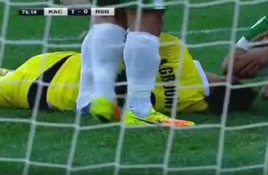 بالفيديو  ..  ركلة جزاء كادت أن تقتل حارس مرمى 
