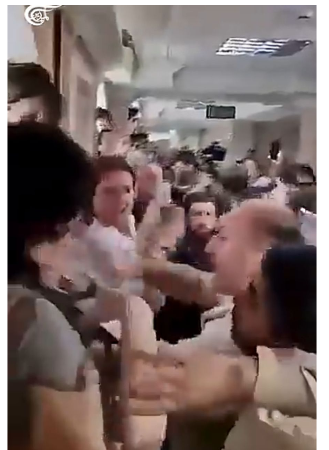بالفيديو : شجار وفوضى بين المستوطنين في الملاجئ