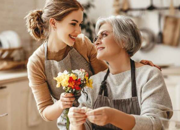 أمي تعيش لوحدها وترفض عودتي من الغربة للعيش معها!