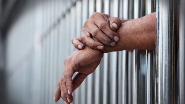 الحكومة تمدد العمل بقانون حبس المدين 
