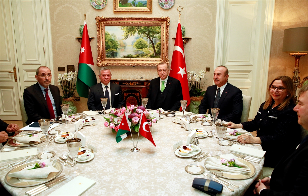 بالصور  ..  أردوغان يقيم مأدبة عشاء على شرف ضيفه جلالة الملك