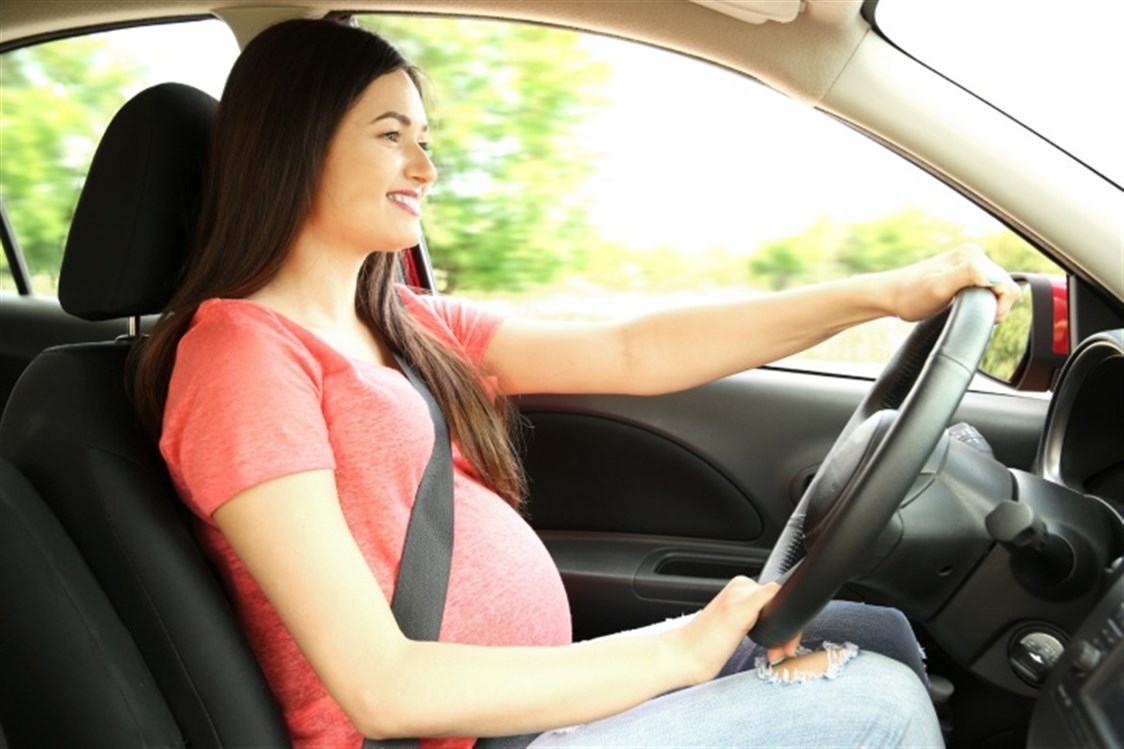 المرأة الحامل ..  نصائح لقيادة آمنة