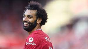 بعفوية كبيرة .. محمد صلاح يفاجئ عروسين في زفافهما