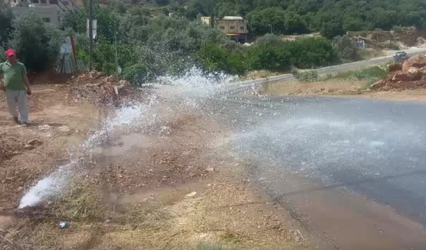 بالفيديو ..  انفجار خط مياه شرب رئيسي مقابل منتزه بلدية كفرنجة الجديدة