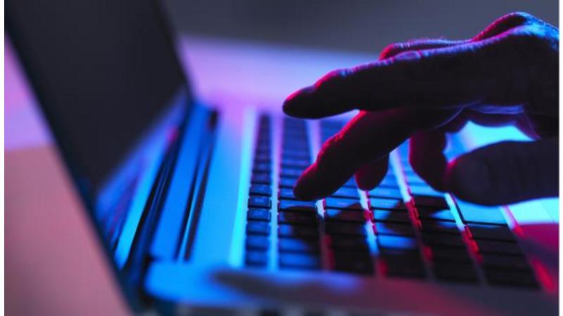 ضبط صفحة تروّج لمنتجات تجميلية غير مرخصة وتحويل القائم عليها للقضاء
