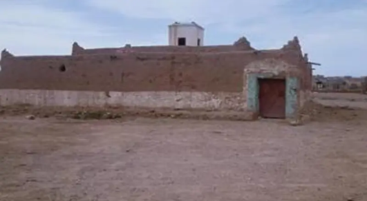 سمعوا أصوات تصدح من قبر ..  مغربي يحتجز أطفاله عراة في ضريح