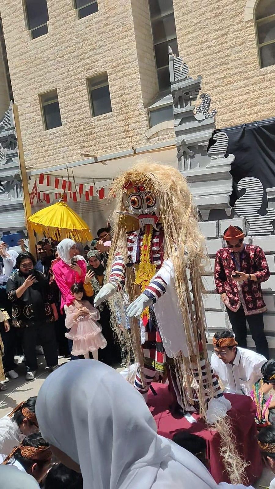 فيديو صادم لطلاب في جامعة اليرموك يقومون بممارسة طقوس دينية أمام "صنم"