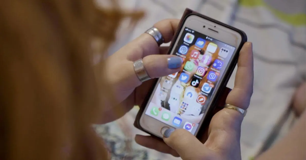 والدتي تفتش هواتفنا  ..  مالحل؟