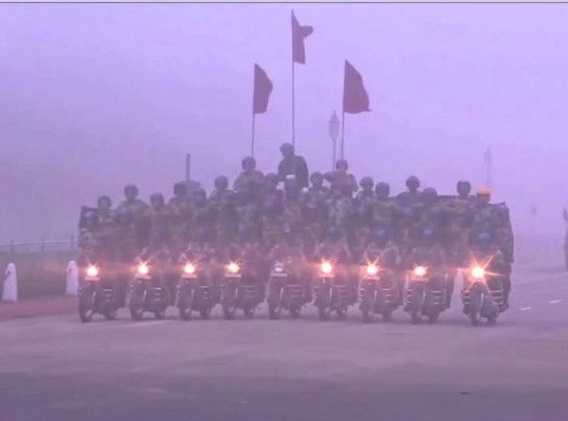 بالفيديو من الهند ..  عروض عسكرية مثيرة على الدراجات النارية