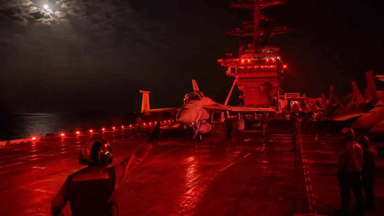 "العين الثالثة" ..  سر الإضاءة الحمراء في "أبراهام لينكولن" 