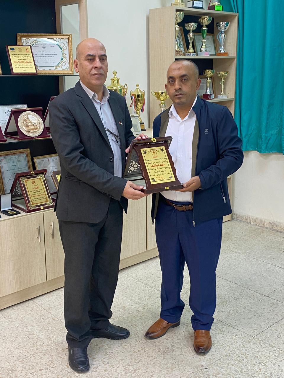 اللصاصمة يكرم الأستاذ عاهد الرواشدة 