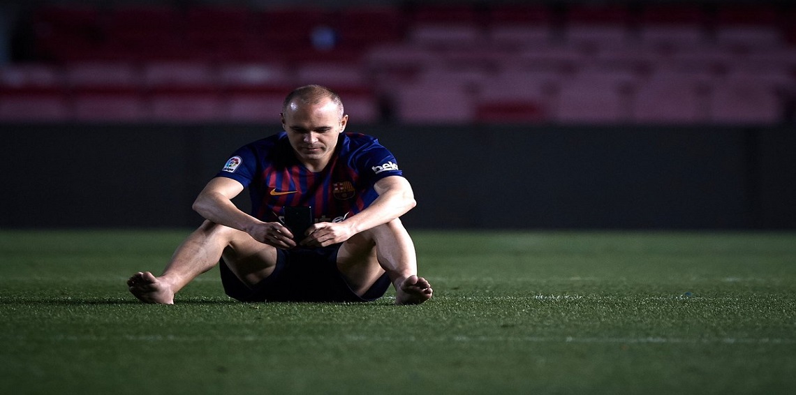 “وحيدًا على أرضية ملعب كامب نو” ..  صور تظهر وداعًا مؤثرًا من إنييستا لنادي برشلونة