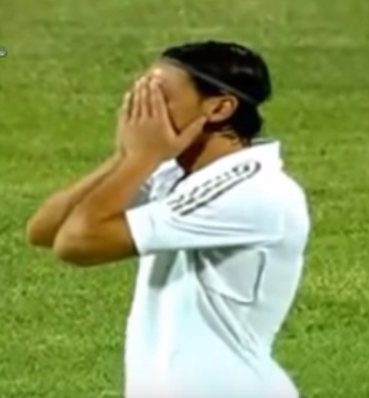 بالفيديو .. انظر ماذا فعل اوزيل و بنزيما اثناء الاذان