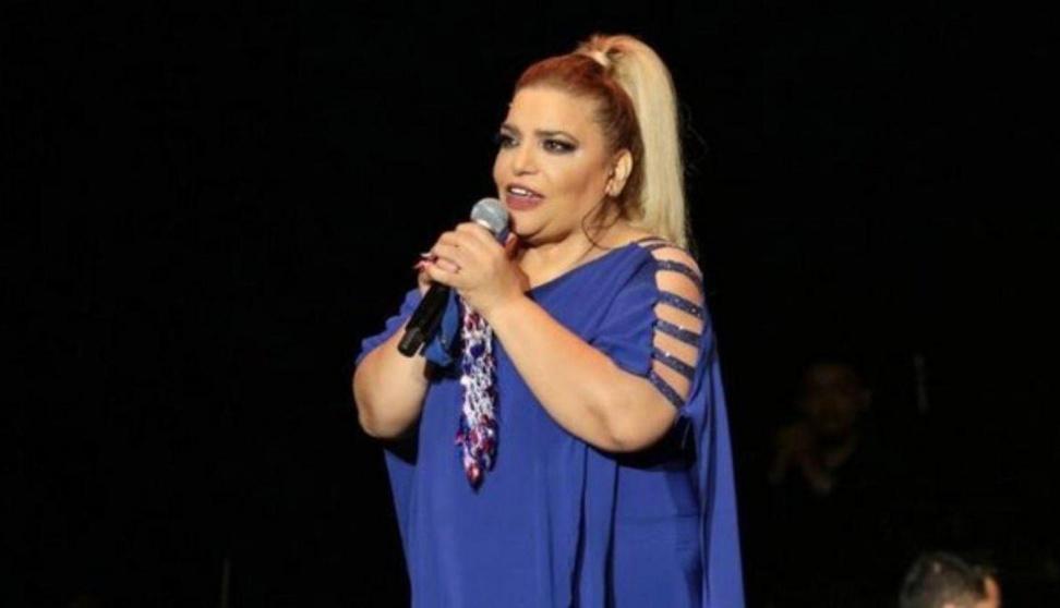 بالفيديو ..  سقوط فنانة تركية عن المسرح بسبب مرافقها