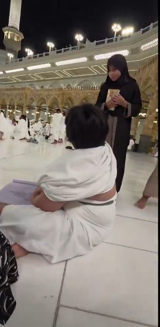 بالفيديو ..  قبل مغادرته مكة ..  طفل يرسم الكعبة وبرج الساعة ويحصد تفاعلًا واسعًا