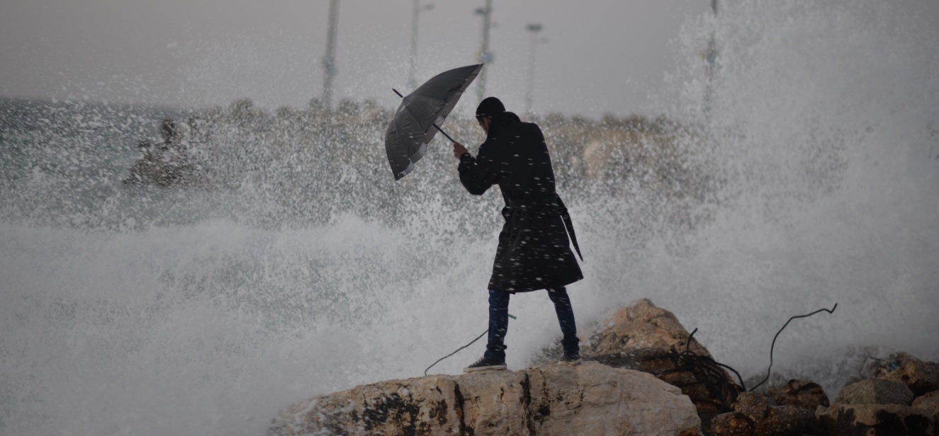 منخفض جوي عالي الفعالية يجلب أمطاراً غزيرة وبرداً لبلدان المغرب العربي وجنوب أوروبا