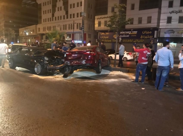 بالصور  ..  حادث سير في شارع المدينة المنورة فجر اليوم