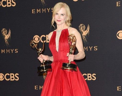 بالصور  ..  حذاء نيكول كيدمان يثير السخرية في الـ Emmy awards ..  