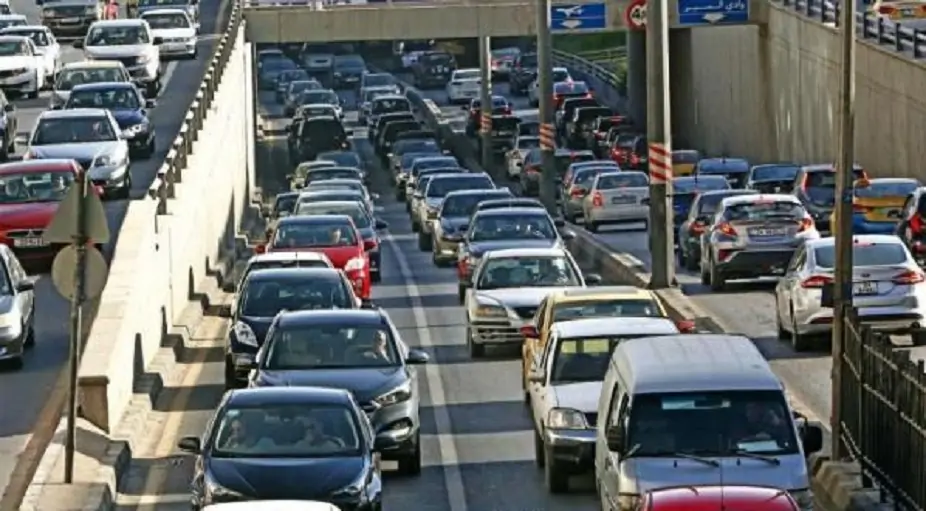 تصادم شاحنتين يؤدي لإغلاق طريق المطار بالاتجاهين في منطقة الجيزة 