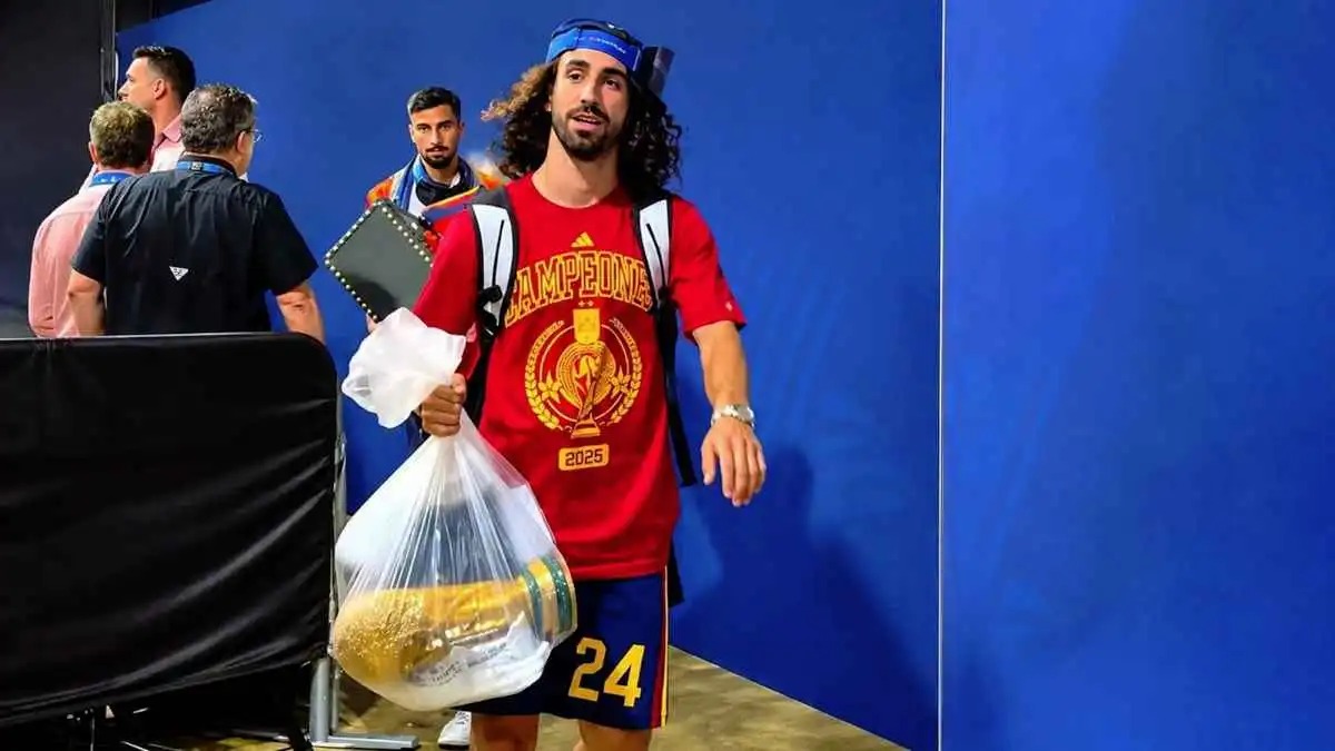 يحمل كأس المونديال في "كيس بلاستيكي" ..  كوكوريلا يفاجئ الجميع بعد التتويج (فيديو) 