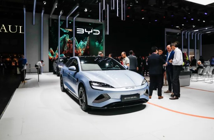 "بي واي دي" الصينية تقلص الفارق مع "تسلا" بقفزة في مبيعات سياراتها الكهربائية