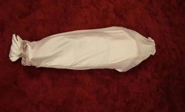 العثور على جثة طفل بعد نبش الكلاب الضالة لموقع دفنه  ..  تفاصيل