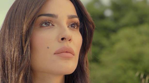 بعدما انتقدوا "عيوب" بشرتها ..  نادين نسيب نجيم ترد!