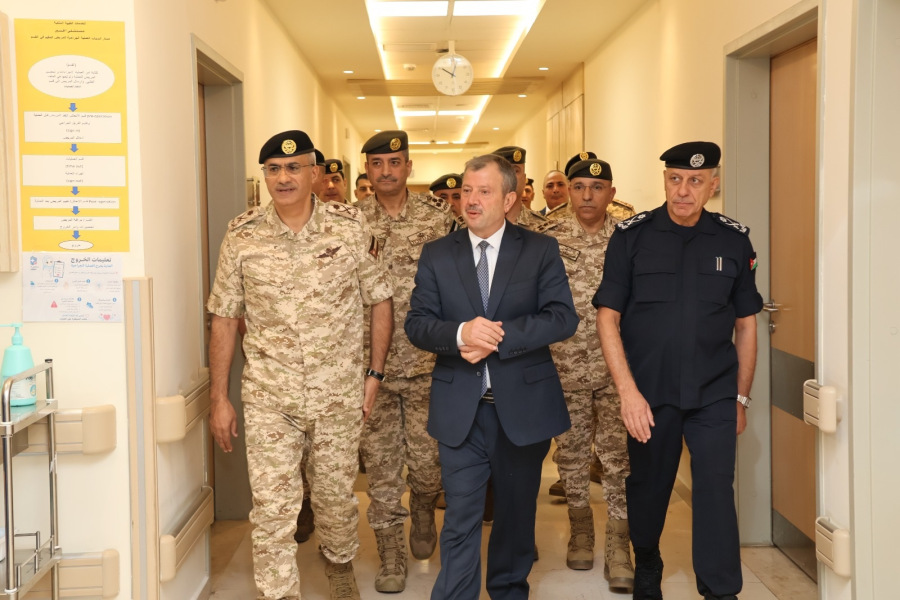  رئيس هيئة الأركان المشتركة ومديرو الأجهزة الأمنية يزورون مصابي خدمة العلم ويقدمون واجب العزاء لذوي المتوفين