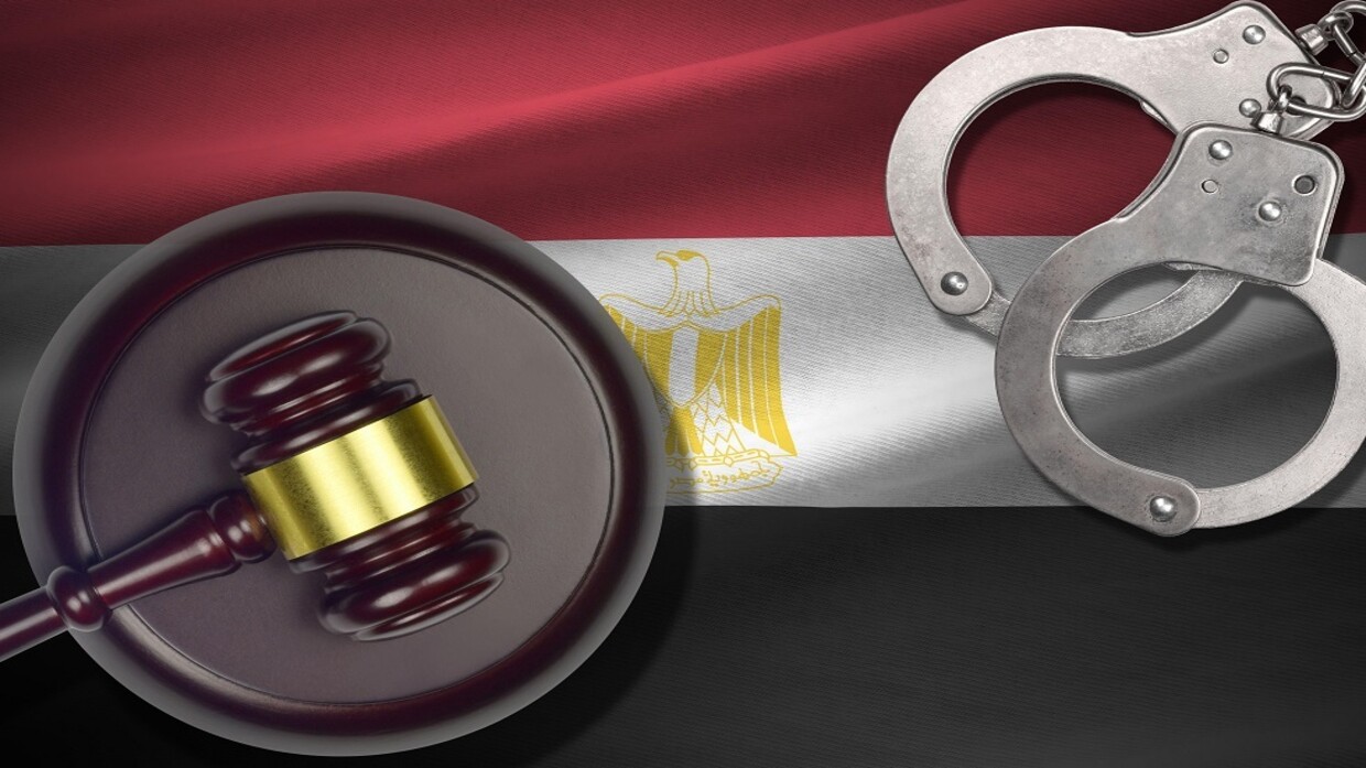 لسرقة قرطها الذهبي ..  القضاء المصري يحاكم امرأة قطعت جثة جارتها إربا وأطعمتها للكلاب