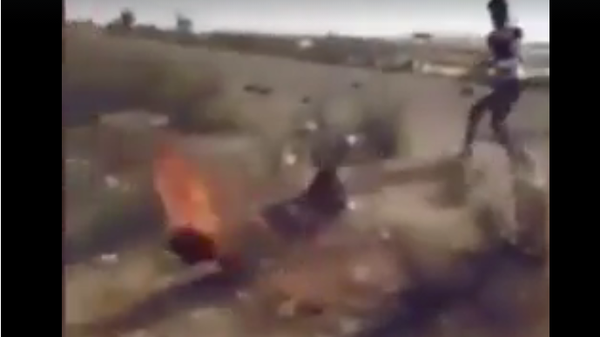بالفيديو ..  قبيلة مصرية تحرق "داعشي" و هو حي و يهددون البقية بنفس المصير