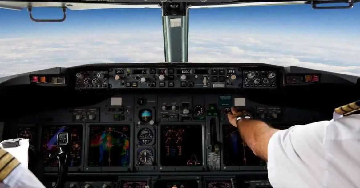 من مضيف إلى محتال ..  طيار مزيف ينفذ 200 رحلة مجانية   