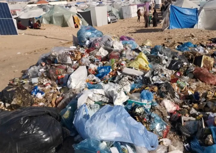 الأونروا تحذر من انتشار المزيد من الأمراض بغزة نتيجة "أكوام ضخمة" من النفايات