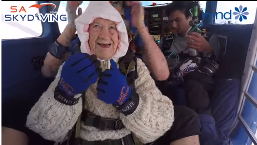  بالفيديو  ..  امرأة مسنة تحقق رقم قياسي بقفزها من مظلة على بعد 4000 متر