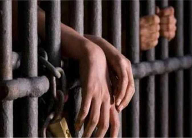 الحبس 10 سنوات لشخصين خطفا مواطن وصوراه عاريا وأهاناه بجعله "يعض على حذائه ويشتم نفسه"