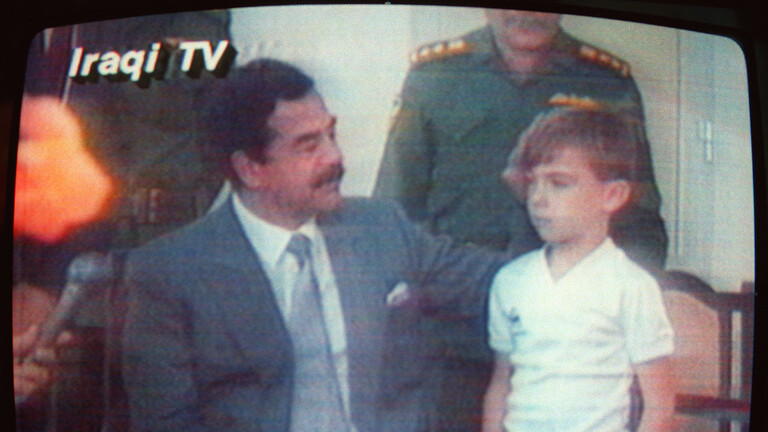 صحيفة بريطانية تروي قصة الطفل "لوكوود" و تزعم أنه "ركل ساق" صدام  ..  فكيف رد عليه "الرئيس الراحل"؟